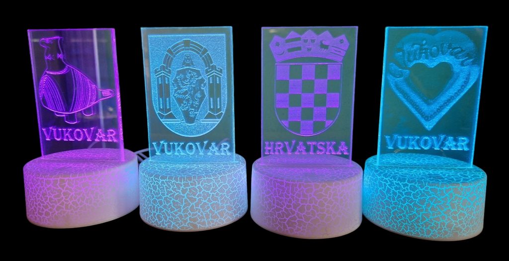 3D LED svjetiljka sa izmjenjivim akrilnim pločicama – fotografija 3