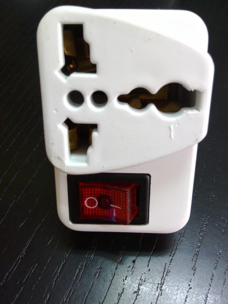 Adapter strujni - utiikač univerzalni dvopolni sa prekidačem – fotografija 2