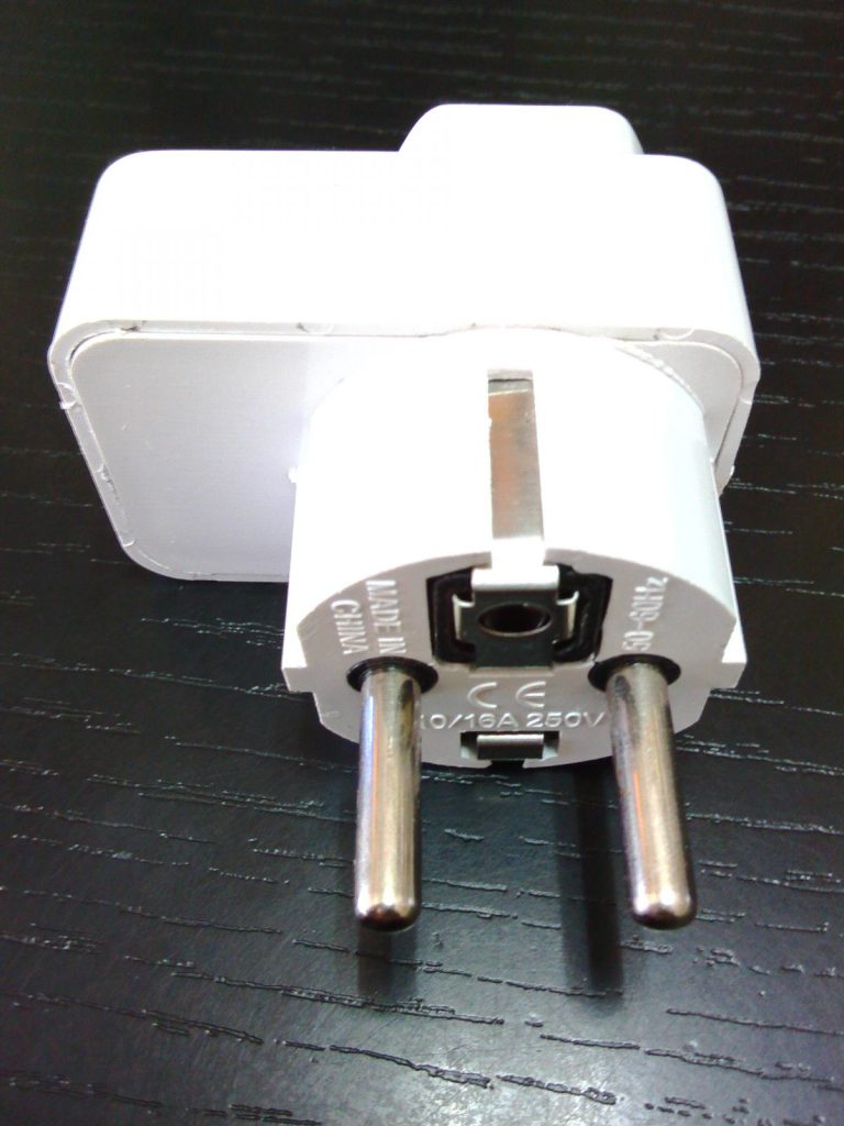 Adapter strujni - utiikač univerzalni dvopolni sa prekidačem